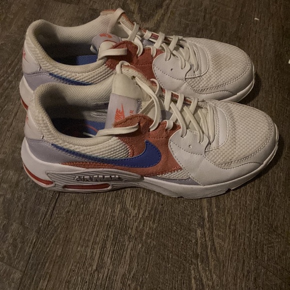 Women’s Nike Air Max - Picture 2 of 3